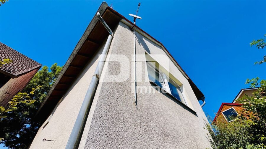 2 Einfamilienhäuser in gesuchter Wohnlage mit viel Potenzial zum Paketpreis - Frontansicht Haus massiv